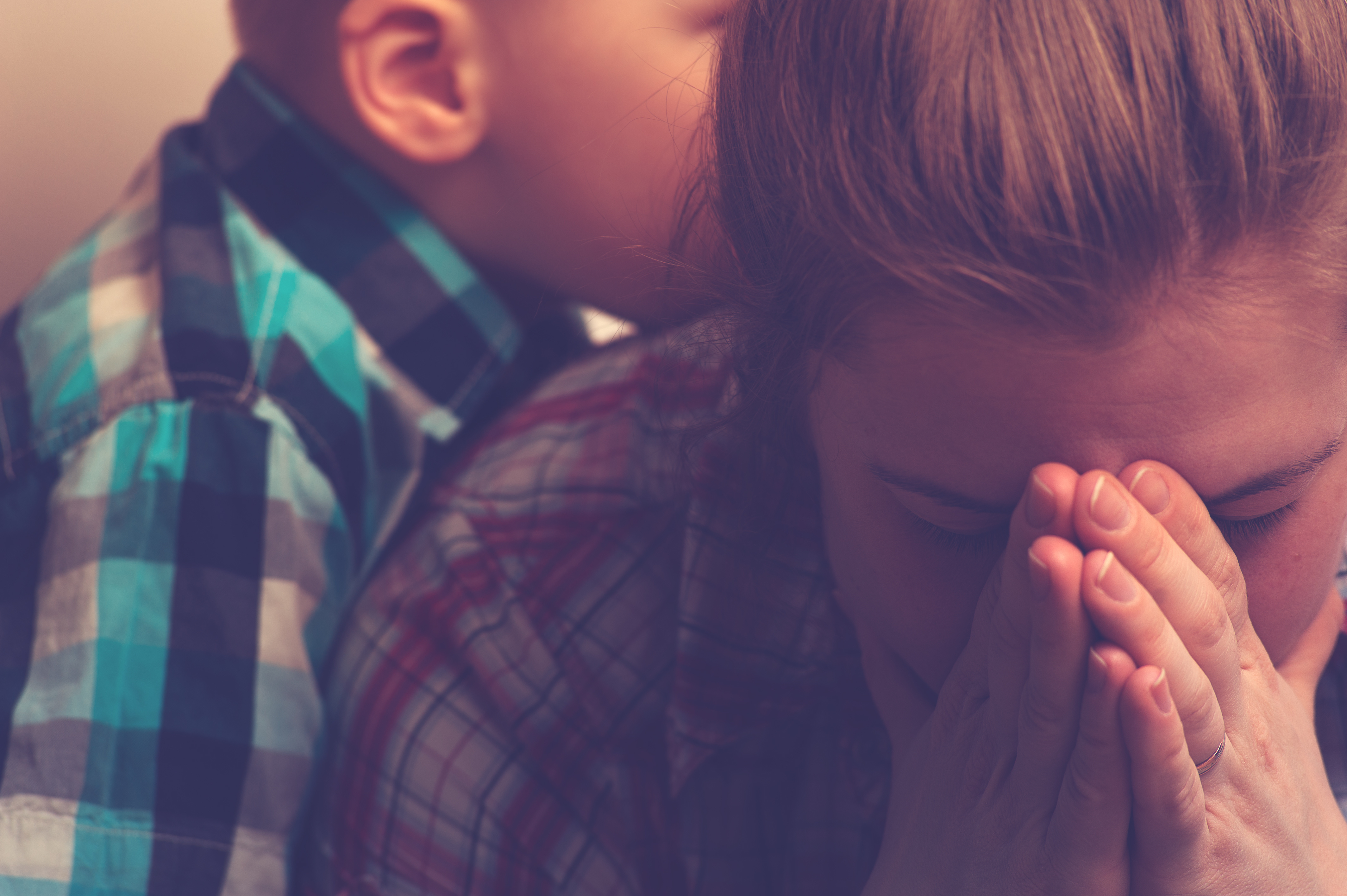 Mothers cry. Родители и дети. Фото мамы. Родитель делает больно ребенку.